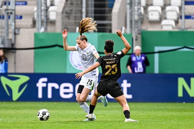 Fußball I Frauen I Saison 2025-2026 I DFB-Pokal I FC Carl Zeiss Jena - VfL Wolfsburg I 05.04.2026 Zweikampf Vivien Endemann (25, VfL Wolfsburg) wird von Josephine Bonsu (23, FC Carl Zeiss Jena) attackiert Jena Ernst-Abbe-Sportfeld, ad hoc Arena Thüringen Deutschland Copyright: xLobeca InesxHähnelx