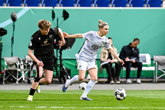 Fußball I Frauen I Saison 2025-2026 I DFB-Pokal I FC Carl Zeiss Jena - VfL Wolfsburg I 05.04.2026 Zweikampf Gwendolyn Mummert (27, FC Carl Zeiss Jena) gegen Svenja Huth (10, VfL Wolfsburg) Jena Ernst-Abbe-Sportfeld, ad hoc Arena Thüringen Deutschland Copyright: xLobeca InesxHähnelx