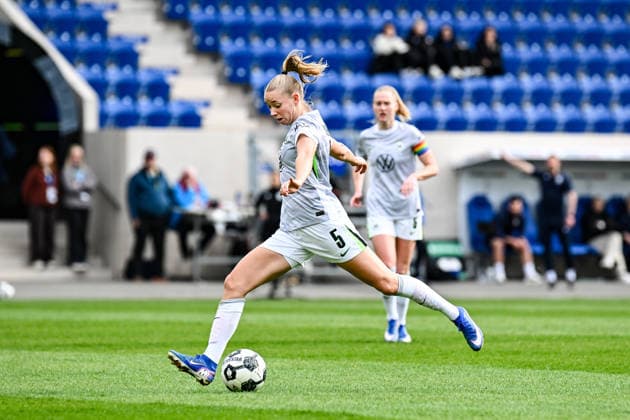 Fußball I Frauen I Saison 2025-2026 I DFB-Pokal I FC Carl Zeiss Jena - VfL Wolfsburg I 05.04.2026 Ella Peddemors (5, VfL Wolfsburg) holt zum Torschuss aus Freisteller, Nahaufnahme, Porträt, Portrait, Einzelfoto, Einzelbild, Körper Jena Ernst-Abbe-Sportfeld, ad hoc Arena Thüringen Deutschland Copyright: xLobeca InesxHähnelx
