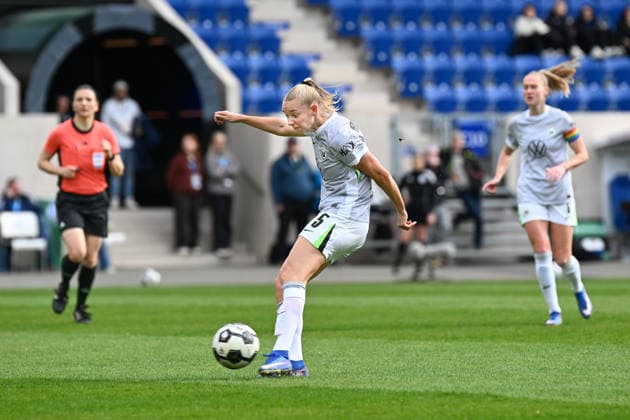 Fußball I Frauen I Saison 2025-2026 I DFB-Pokal I FC Carl Zeiss Jena - VfL Wolfsburg I 05.04.2026 Ella Peddemors (5, VfL Wolfsburg) mit dem Torabschluss Freisteller, Nahaufnahme, Porträt, Portrait, Einzelfoto, Einzelbild, Körper Jena Ernst-Abbe-Sportfeld, ad hoc Arena Thüringen Deutschland Copyright: xLobeca InesxHähnelx