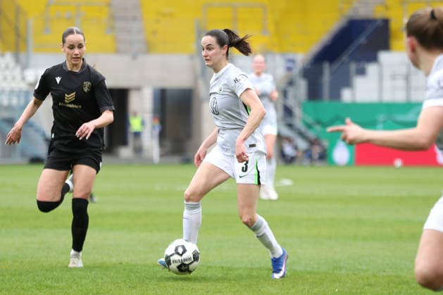 DFB-Pokal Frauen: FC Carl Zeiss Jena - VfL Wolfsburg; 05.04.26 Caitlin Dijkstra (3, VfL Wolfsburg). Fußball, DFB-Pokal Frauen, Halbfinale: FC Carl Zeiss Jena vs. VfL Wolfsburg am 05.04.26 im Ernst-Abbe-Sportfeld ad hoc arena, Jena. DFL REGULATIONS PROHIBIT ANY USE OF PHOTOGRAPHS AS IMAGE SEQUENCES AND OR QUASI-VIDEO. Copyright: xBEAUTIFULxSPORTS JanxKaeferx