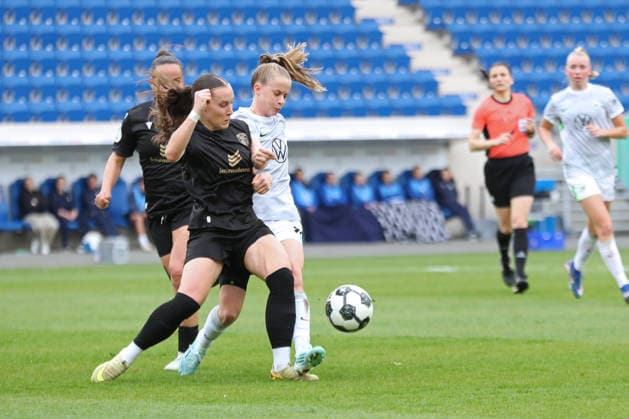 DFB-Pokal Frauen: FC Carl Zeiss Jena - VfL Wolfsburg; 05.04.26 Felicia Sträßer (8, Carl Zeiss Jena) gegen Vivien Endemann (25, VfL Wolfsburg). Fußball, DFB-Pokal Frauen, Halbfinale: FC Carl Zeiss Jena vs. VfL Wolfsburg am 05.04.26 im Ernst-Abbe-Sportfeld ad hoc arena, Jena. DFL REGULATIONS PROHIBIT ANY USE OF PHOTOGRAPHS AS IMAGE SEQUENCES AND OR QUASI-VIDEO. Copyright: xBEAUTIFULxSPORTS JanxKaeferx