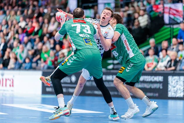 v.l. Alexander Weck (GWD Minden, 73), Moritz Sauter (Handball Verein Hamburg, 33), Tom Bergner (GWD Minden, 28) GER, GWD Minden vs. Handball Sport Verein Hamburg, Handball, 1. Bundesliga, 27. Spieltag, Spielzeit 2025 2026, 05.04.2026 GER, GWD Minden vs. Handball Sport Verein Hamburg, Handball, 1. Bundesliga, 27. Spieltag, Spielzeit 2025 2026, 05.04.2026 Minden Copyright: xEibner-Pressefoto JanxRollingerx EP_JSK