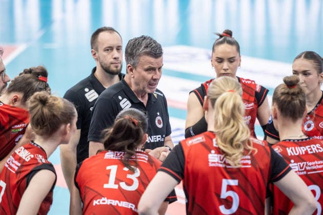 Alexander Waibl (Trainer Dresdner SC) - Ansprache an das Team GER, Allianz MTV Stuttgart - Dresdner SC, Volleyball Bundesliga, VBL, Spielzeit 2025 2026, Playoffs Halbfinale, Spiel 1, 05.04.2026 GER, Allianz MTV Stuttgart - Dresdner SC, Volleyball Bundesliga, VBL, Spielzeit 2025 2026, Playoffs Halbfinale, Spiel 1, 05.04.2026 Stuttgart Copyright: xSandyxDinkelackerx EP_SDR