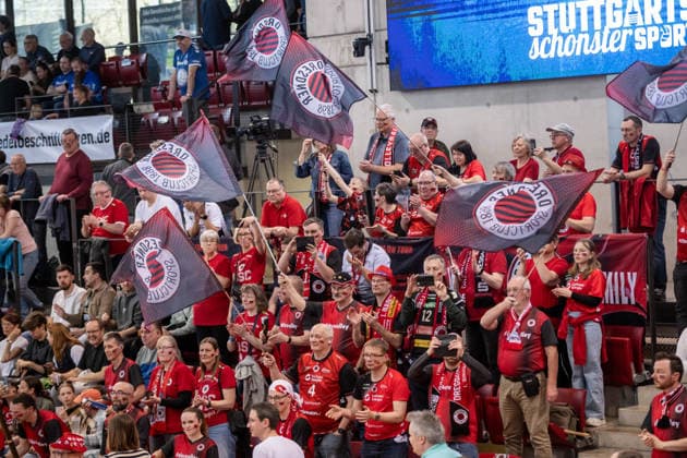 Fanblock des Dresdner SC mit Fahnen GER, Allianz MTV Stuttgart - Dresdner SC, Volleyball Bundesliga, VBL, Spielzeit 2025 2026, Playoffs Halbfinale, Spiel 1, 05.04.2026 GER, Allianz MTV Stuttgart - Dresdner SC, Volleyball Bundesliga, VBL, Spielzeit 2025 2026, Playoffs Halbfinale, Spiel 1, 05.04.2026 Stuttgart Copyright: xSandyxDinkelackerx EP_SDR