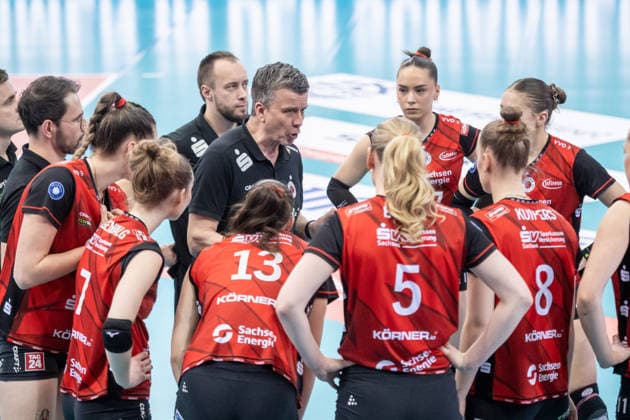 Alexander Waibl (Trainer Dresdner SC) - Ansprache an das Team GER, Allianz MTV Stuttgart - Dresdner SC, Volleyball Bundesliga, VBL, Spielzeit 2025 2026, Playoffs Halbfinale, Spiel 1, 05.04.2026 GER, Allianz MTV Stuttgart - Dresdner SC, Volleyball Bundesliga, VBL, Spielzeit 2025 2026, Playoffs Halbfinale, Spiel 1, 05.04.2026 Stuttgart Copyright: xSandyxDinkelackerx EP_SDR