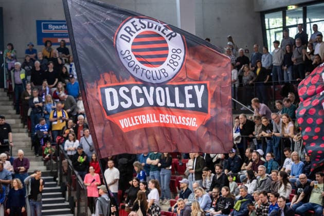 Fan - Fahne Dresdner SC GER, Allianz MTV Stuttgart - Dresdner SC, Volleyball Bundesliga, VBL, Spielzeit 2025 2026, Playoffs Halbfinale, Spiel 1, 05.04.2026 GER, Allianz MTV Stuttgart - Dresdner SC, Volleyball Bundesliga, VBL, Spielzeit 2025 2026, Playoffs Halbfinale, Spiel 1, 05.04.2026 Stuttgart Copyright: xSandyxDinkelackerx EP_SDR