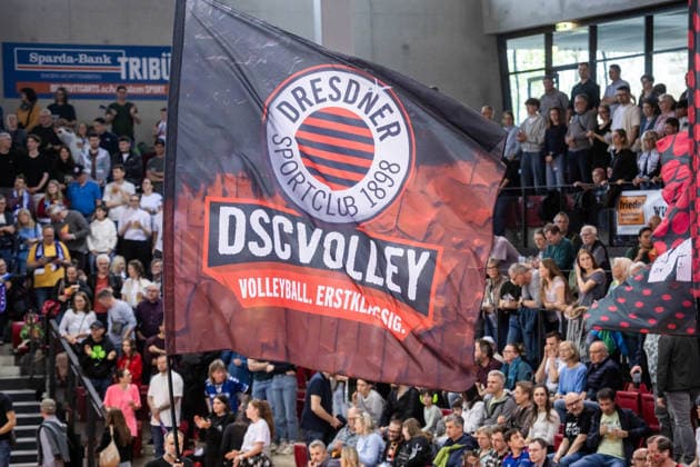 Fan - Fahne Dresdner SC GER, Allianz MTV Stuttgart - Dresdner SC, Volleyball Bundesliga, VBL, Spielzeit 2025 2026, Playoffs Halbfinale, Spiel 1, 05.04.2026 GER, Allianz MTV Stuttgart - Dresdner SC, Volleyball Bundesliga, VBL, Spielzeit 2025 2026, Playoffs Halbfinale, Spiel 1, 05.04.2026 Stuttgart Copyright: xSandyxDinkelackerx EP_SDR