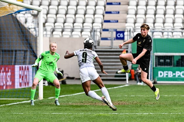 Fußball I Frauen I Saison 2025-2026 I DFB-Pokal I FC Carl Zeiss Jena - VfL Wolfsburg I 05.04.2026 Jasmin Janning (1, FC Carl Zeiss Jena) wird von Lineth Beerensteyn (9, VfL Wolfsburg) per Kopfball geprüft, rechts eilt Gwendolyn Mummert (27, FC Carl Zeiss Jena) herbei zum einzuschreiten Jena Ernst-Abbe-Sportfeld, ad hoc Arena Thüringen Deutschland Copyright: xLobeca InesxHähnelx