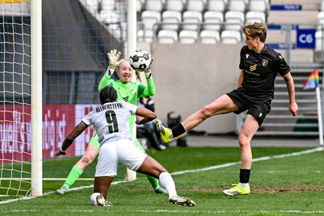 Fußball I Frauen I Saison 2025-2026 I DFB-Pokal I FC Carl Zeiss Jena - VfL Wolfsburg I 05.04.2026 Jasmin Janning (1, FC Carl Zeiss Jena) wird von Lineth Beerensteyn (9, VfL Wolfsburg) per Kopfball geprüft, rechts eilt Gwendolyn Mummert (27, FC Carl Zeiss Jena) herbei zum einzuschreiten Jena Ernst-Abbe-Sportfeld, ad hoc Arena Thüringen Deutschland Copyright: xLobeca InesxHähnelx