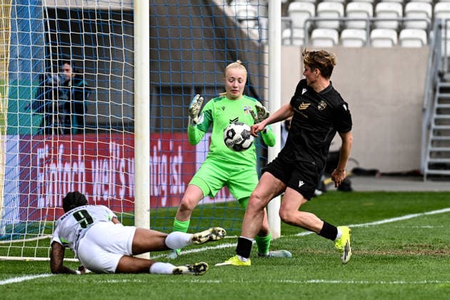 Fußball I Frauen I Saison 2025-2026 I DFB-Pokal I FC Carl Zeiss Jena - VfL Wolfsburg I 05.04.2026 Jasmin Janning (1, FC Carl Zeiss Jena) wird von Lineth Beerensteyn (9, VfL Wolfsburg) per Kopfball geprüft, rechts eilt Gwendolyn Mummert (27, FC Carl Zeiss Jena) herbei zum einzuschreiten Jena Ernst-Abbe-Sportfeld, ad hoc Arena Thüringen Deutschland Copyright: xLobeca InesxHähnelx