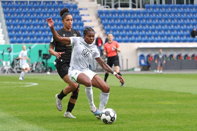 DFB-Pokal Frauen: FC Carl Zeiss Jena - VfL Wolfsburg; 05.04.26 Lineth Beerensteyn (9, VfL Wolfsburg) vor Josephine Bonsu (23, Carl Zeiss Jena). Fußball, DFB-Pokal Frauen, Halbfinale: FC Carl Zeiss Jena vs. VfL Wolfsburg am 05.04.26 im Ernst-Abbe-Sportfeld ad hoc arena, Jena. DFL REGULATIONS PROHIBIT ANY USE OF PHOTOGRAPHS AS IMAGE SEQUENCES AND OR QUASI-VIDEO. Copyright: xBEAUTIFULxSPORTS JanxKaeferx