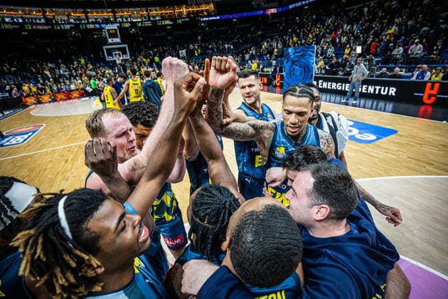 Basketball Berlin 05.04.2026 Saison 2025 2026 EasyCredit BBL 1. Bundesliga Männer, Herren Alba Berlin - EWE Baskets Oldenburg jubel Oldenburg nach dem Sieg