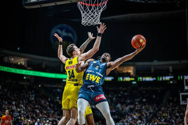 Basketball Berlin 05.04.2026 Saison 2025 2026 EasyCredit BBL 1. Bundesliga Männer, Herren Alba Berlin - EWE Baskets Oldenburg Chris Clemons (Oldenburg, No.03) Justin Bean (Alba Berlin, No.34)