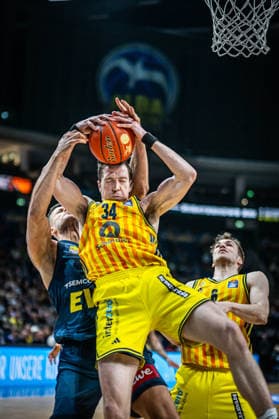 Sport Bilder des Tages Basketball Berlin 05.04.2026 Saison 2025 2026 EasyCredit BBL 1. Bundesliga Männer, Herren Alba Berlin - EWE Baskets Oldenburg Justin Bean (Alba Berlin, No.34) Filip Stanic (Oldenburg, No.65) *** Basketball Berlin 05 04 2026 Season 2025 2026 EasyCredit BBL 1 Bundesliga Men, Men Alba Berlin EWE Baskets Oldenburg Justin Bean Alba Berlin, No 34 Filip Stanic Oldenburg, No 65