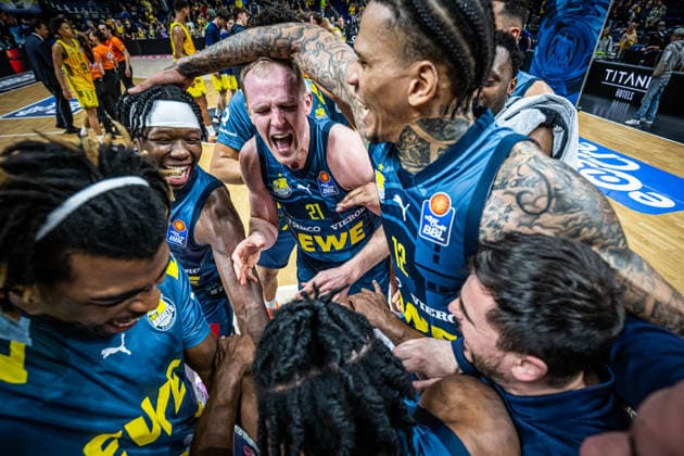 Basketball Berlin 05.04.2026 Saison 2025 2026 EasyCredit BBL 1. Bundesliga Männer, Herren Alba Berlin - EWE Baskets Oldenburg jubel Oldenburg nach dem Sieg