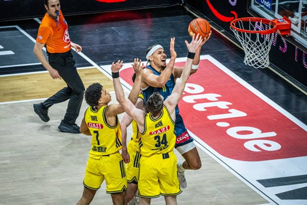 Basketball Berlin 05.04.2026 Saison 2025 2026 EasyCredit BBL 1. Bundesliga Männer, Herren Alba Berlin - EWE Baskets Oldenburg Nicholas Tischler (Oldenburg, No.11) Justin Bean (Alba Berlin, No.34) Jack Kayil (Alba Berlin, No.07)