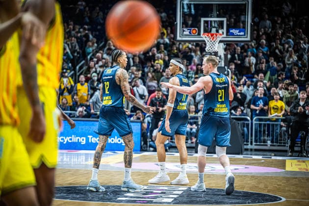 Basketball Berlin 05.04.2026 Saison 2025 2026 EasyCredit BBL 1. Bundesliga Männer, Herren Alba Berlin - EWE Baskets Oldenburg jubel oldenburg Michale Kyser (Oldenburg, No.12) Seth Hinrichs (Oldenburg, No.21) Nicholas Tischler (Oldenburg, No.11)