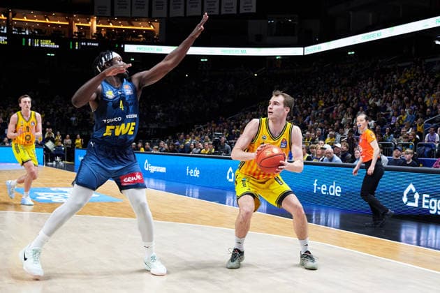 Brian Fobbs (EWE Baskets Oldenburg, 04), Malte Delow (Alba Berlin, 06), GER, ALBA Berlin vs. EWE Baskets Oldenburg, Basketball Herren, easy Credit BBL, Saison 2025 2026, 28. Spieltag, 05.04.2026 GER, ALBA Berlin vs. EWE Baskets Oldenburg, Basketball Herren, easy Credit BBL, Saison 2025 2026, 28. Spieltag, 05.04.2026 Berlin