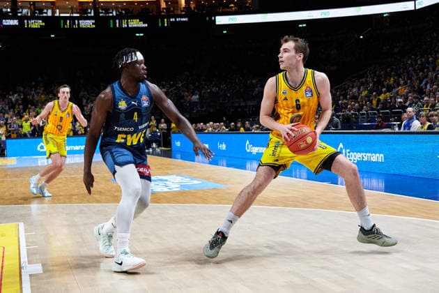 Brian Fobbs (EWE Baskets Oldenburg, 04), Malte Delow (Alba Berlin, 06), GER, ALBA Berlin vs. EWE Baskets Oldenburg, Basketball Herren, easy Credit BBL, Saison 2025 2026, 28. Spieltag, 05.04.2026 GER, ALBA Berlin vs. EWE Baskets Oldenburg, Basketball Herren, easy Credit BBL, Saison 2025 2026, 28. Spieltag, 05.04.2026 Berlin