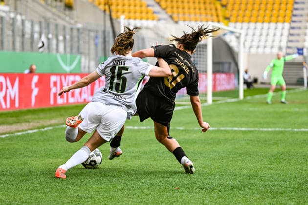 Fußball I Frauen I Saison 2025-2026 I DFB-Pokal I FC Carl Zeiss Jena - VfL Wolfsburg I 05.04.2026 Zweikampf Janou Levels (15, VfL Wolfsburg) gegen Nelly Juckel (31, FC Carl Zeiss Jena) Jena Ernst-Abbe-Sportfeld, ad hoc Arena Thüringen Deutschland Copyright: xLobeca InesxHähnelx
