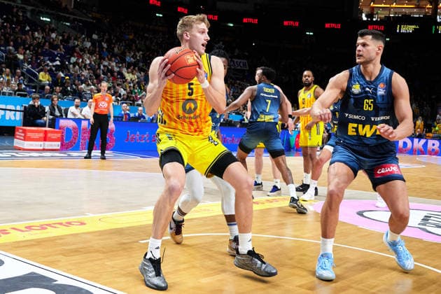 Sam Griesel (Alba Berlin, 05), Filip Stanic (EWE Baskets Oldenburg, 65), GER, ALBA Berlin vs. EWE Baskets Oldenburg, Basketball Herren, easy Credit BBL, Saison 2025 2026, 28. Spieltag, 05.04.2026 GER, ALBA Berlin vs. EWE Baskets Oldenburg, Basketball Herren, easy Credit BBL, Saison 2025 2026, 28. Spieltag, 05.04.2026 Berlin