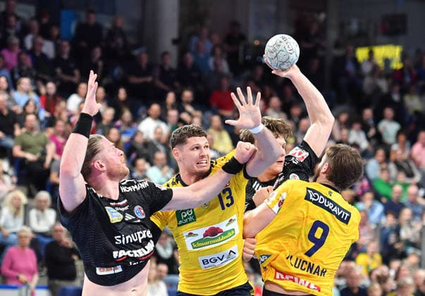 05.04.2026 - Handball - 1. Bundesliga DAIKIN HBL - Saison 2025 2026 - 27. Spieltag: HC Erlangen Metropolregion Nürnberg HCE - Rhein-Neckar Löwen - OGo - xogox - Maciej Gebala (77, HC Erlangen HCE ) Sebastian Heymann (13, Rhein Neckar Löwen ) Maxsim Lochman (32, HC Erlangen HCE ) Steven Plucnar Jacobsen (9, Rhein Neckar Löwen )