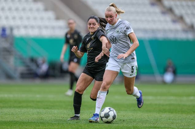 GER, Jena, Carl Zeiss Jena vs Vfl Wolfsburg, DFB-Pokal Frauen, Fussball, DFB, Spielzeit 2025 2026, ad hoc Arena im Ernst-Abbe-Sportfeld, Halbfinale im Bild v.l.: Olivia Alcaide (Carl Zeiss Jena), Ella Peddemors (VfL Wolfsburg Frauen 5) DFB DFL REGULATIONS PROHIBIT ANY USE OF PHOTOGRAPHS AS IMAGE SEQUENCES AND OR QUASI-VIDEO, 05.04.2025 Copyright: HMBxMedia HendrikxHamelau