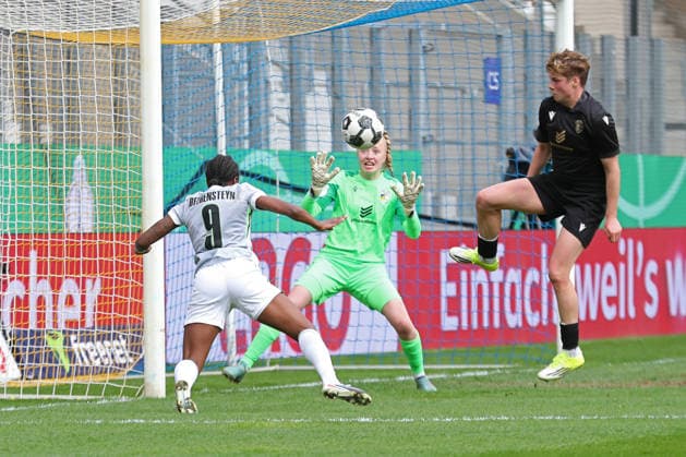 DFB-Pokal Frauen: FC Carl Zeiss Jena - VfL Wolfsburg; 05.04.26 Lineth Beerensteyn (9, VfL Wolfsburg) mit der Kopfball-Chance gegen Torwart Jasmin Janning (1, Carl Zeiss Jena). Fußball, DFB-Pokal Frauen, Halbfinale: FC Carl Zeiss Jena vs. VfL Wolfsburg am 05.04.26 im Ernst-Abbe-Sportfeld ad hoc arena, Jena. DFL REGULATIONS PROHIBIT ANY USE OF PHOTOGRAPHS AS IMAGE SEQUENCES AND OR QUASI-VIDEO. Copyright: xBEAUTIFULxSPORTS JanxKaeferx