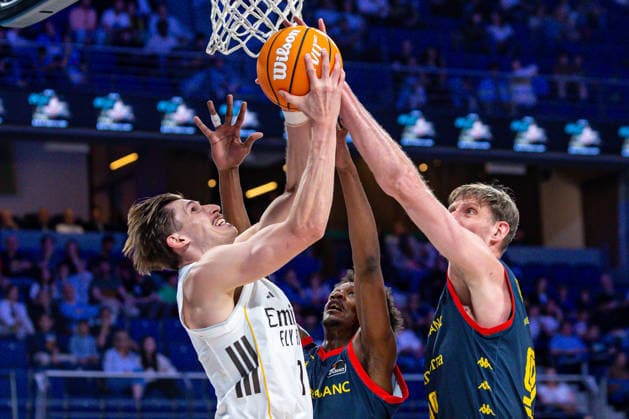 ESP: Real Madrid v Morabanc Andorra. Liga Endesa David Kramer of Real Madrid and Pustovyi of Andorra during the Liga Endesa match, between Real Madrid and Morabanc Andorra played at Movistar Arena Stadium on April 5, 2026 in Madrid Spain Madrid Spain Basketball Copyright: xAlbaxPachecox xAgenciaxLOFx