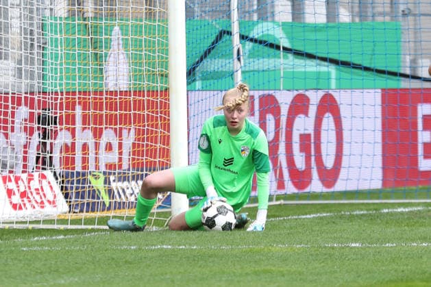 DFB-Pokal Frauen: FC Carl Zeiss Jena - VfL Wolfsburg; 05.04.26 Torwart Jasmin Janning (1, Carl Zeiss Jena) hat den Ball gehalten. Fußball, DFB-Pokal Frauen, Halbfinale: FC Carl Zeiss Jena vs. VfL Wolfsburg am 05.04.26 im Ernst-Abbe-Sportfeld ad hoc arena, Jena. DFL REGULATIONS PROHIBIT ANY USE OF PHOTOGRAPHS AS IMAGE SEQUENCES AND OR QUASI-VIDEO. Copyright: xBEAUTIFULxSPORTS JanxKaeferx
