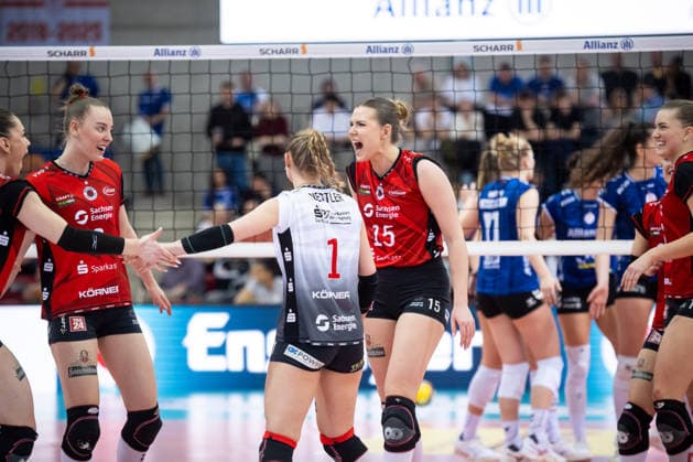 Marta Kamelija Levinska (Dresdner SC, 15), Mitte und Team - Jubel, Freude, Jubelschreie beim Dresdner SC GER, Allianz MTV Stuttgart - Dresdner SC, Volleyball Bundesliga, VBL, Spielzeit 2025 2026, Playoffs Halbfinale, Spiel 1, 05.04.2026 GER, Allianz MTV Stuttgart - Dresdner SC, Volleyball Bundesliga, VBL, Spielzeit 2025 2026, Playoffs Halbfinale, Spiel 1, 05.04.2026 Stuttgart Copyright: xSandyxDinkelackerx EP_SDR