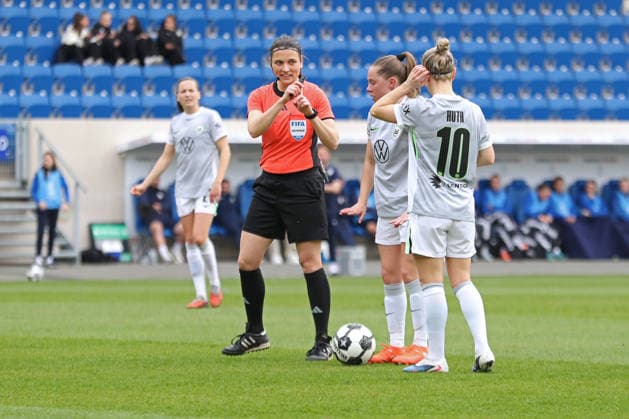 DFB-Pokal Frauen: FC Carl Zeiss Jena - VfL Wolfsburg; 05.04.26 Schiedsrichterin Angelika Söder bei Freistoß. Fußball, DFB-Pokal Frauen, Halbfinale: FC Carl Zeiss Jena vs. VfL Wolfsburg am 05.04.26 im Ernst-Abbe-Sportfeld ad hoc arena, Jena. DFL REGULATIONS PROHIBIT ANY USE OF PHOTOGRAPHS AS IMAGE SEQUENCES AND OR QUASI-VIDEO. Copyright: xBEAUTIFULxSPORTS JanxKaeferx