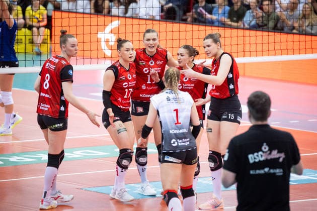 Jette Kuipers (Dresdner SC, 08), Lorena Lorber Fijok (Dresdner SC, 17) , Amanda Siksna (Dresdner SC, 11), Patricia Nestler (Dresdner SC, 01), Emma Grome (Dresdner SC, 04) und Marta Kamelija Levinska (Dresdner SC, 15) vlnr, - kritische Blicke GER, Allianz MTV Stuttgart - Dresdner SC, Volleyball Bundesliga, VBL, Spielzeit 2025 2026, Playoffs Halbfinale, Spiel 1, 05.04.2026 GER, Allianz MTV Stuttgart - Dresdner SC, Volleyball Bundesliga, VBL, Spielzeit 2025 2026, Playoffs Halbfinale, Spiel 1, 05.04.2026 Stuttgart Copyright: xSandyxDinkelackerx EP_SDR