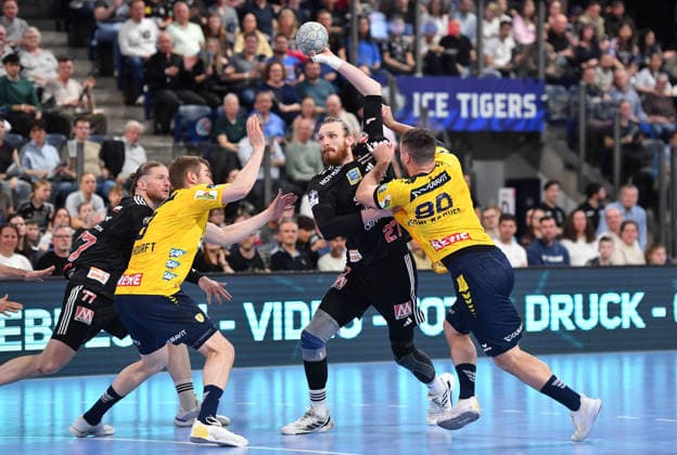 05.04.2026 - Handball - 1. Bundesliga DAIKIN HBL - Saison 2025 2026 - 27. Spieltag: HC Erlangen Metropolregion Nürnberg HCE - Rhein-Neckar Löwen - OGo - xogox - Tim Nothdurft (8, Rhein Neckar Löwen ) Antonio Metzner (27, HC Erlangen HCE ) Jannik Kohlbacher (80, Rhein Neckar Löwen )