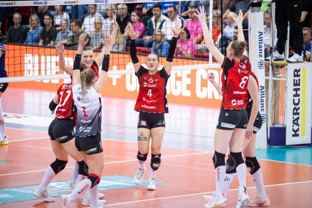 Emma Grome (Dresdner SC, 04) und Team - Jubel, Freude GER, Allianz MTV Stuttgart - Dresdner SC, Volleyball Bundesliga, VBL, Spielzeit 2025 2026, Playoffs Halbfinale, Spiel 1, 05.04.2026 GER, Allianz MTV Stuttgart - Dresdner SC, Volleyball Bundesliga, VBL, Spielzeit 2025 2026, Playoffs Halbfinale, Spiel 1, 05.04.2026 Stuttgart Copyright: xSandyxDinkelackerx EP_SDR