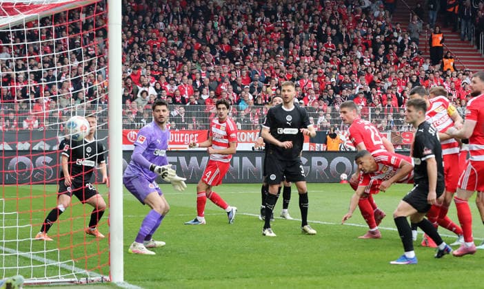 Sport Bilder des Tages Andrej Ilic erzielt das Tor per Kopfball zum 1:1 gegen Torwart Nikola Vasilj Zweikampf Spielszene Aktion Fußball Fussball Bundesliga Herren DFL 28. Spieltag Saison 2025 2026 05.04.2026 1.FC Union Berlin FCU vs. FC St. Pauli DFL regulations prohibit any use of photographs as image sequences and or quasi-video. *** Andrej Ilic scores the goal with a header to make it 1 1 against goalkeeper Nikola Vasilj duel Match scene Action Sport Football Soccer Bundesliga Men DFL 28 Matchday Season 2025 2026 05 04 2026 1 FC Union Berlin FCU vs FC St Pauli DFL regulations prohibit any use of photographs as image sequences and or quasi video