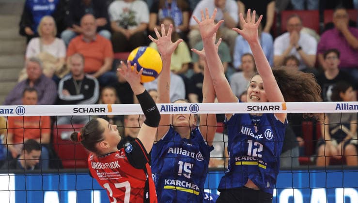 Stuttgart , Bundesliga Volleyball PlayOffs Halbfinale Spiel 1 , Allianz MTV Stuttgart vs. Dresdner SC , von links: Lorena Lorber Fijok ( Dresden ) Melani Shaffmaster Lucia Varela ( Stuttgart )