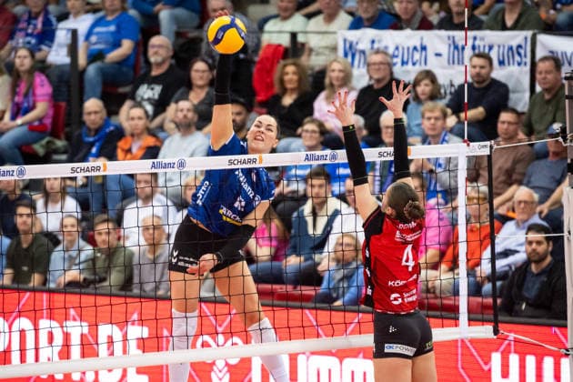 Mikala Mogensen (Allianz MTV Stuttgart, 16) vs. Emma Grome (Dresdner SC, 04) GER, Allianz MTV Stuttgart - Dresdner SC, Volleyball Bundesliga, VBL, Spielzeit 2025 2026, Playoffs Halbfinale, Spiel 1, 05.04.2026 GER, Allianz MTV Stuttgart - Dresdner SC, Volleyball Bundesliga, VBL, Spielzeit 2025 2026, Playoffs Halbfinale, Spiel 1, 05.04.2026 Stuttgart Copyright: xSandyxDinkelackerx EP_SDR