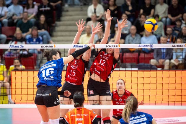 Mikala Mogensen (Allianz MTV Stuttgart, 16) vs. Dresdner Block aus Marta Kamelija Levinska (Dresdner SC, 15) und Mette Marleen Pfeffer (Dresdner SC, 12) GER, Allianz MTV Stuttgart - Dresdner SC, Volleyball Bundesliga, VBL, Spielzeit 2025 2026, Playoffs Halbfinale, Spiel 1, 05.04.2026 GER, Allianz MTV Stuttgart - Dresdner SC, Volleyball Bundesliga, VBL, Spielzeit 2025 2026, Playoffs Halbfinale, Spiel 1, 05.04.2026 Stuttgart Copyright: xSandyxDinkelackerx EP_SDR