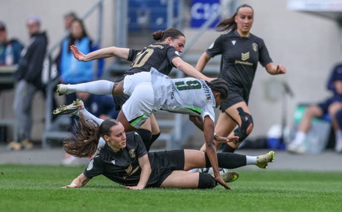 GER, Jena, Carl Zeiss Jena vs Vfl Wolfsburg, DFB-Pokal Frauen, Fussball, DFB, Spielzeit 2025 2026, ad hoc Arena im Ernst-Abbe-Sportfeld, Halbfinale im Bild v.l.: Felicia Sträßer (Carl Zeiss Jena Frauen 8), Lineth Beerensteyn (VfL Wolfsburg Frauen 9), Zweikampf, Grätsche DFB DFL REGULATIONS PROHIBIT ANY USE OF PHOTOGRAPHS AS IMAGE SEQUENCES AND OR QUASI-VIDEO, 05.04.2025 Copyright: HMBxMedia HendrikxHamelau