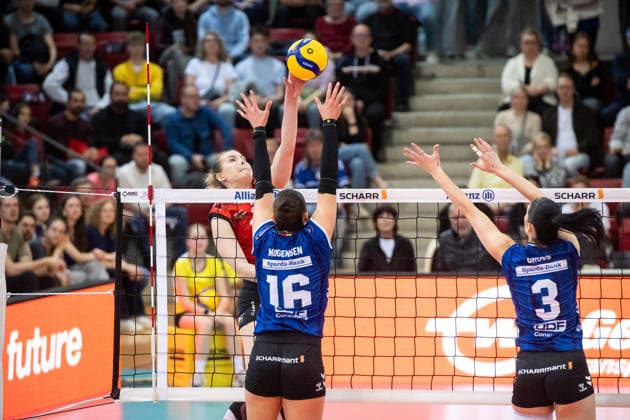Marta Kamelija Levinska (Dresdner SC, 15) vs. Mikala Mogensen (Allianz MTV Stuttgart, 16) und Jasmine Gross (Allianz MTV Stuttgart, 03) GER, Allianz MTV Stuttgart - Dresdner SC, Volleyball Bundesliga, VBL, Spielzeit 2025 2026, Playoffs Halbfinale, Spiel 1, 05.04.2026 GER, Allianz MTV Stuttgart - Dresdner SC, Volleyball Bundesliga, VBL, Spielzeit 2025 2026, Playoffs Halbfinale, Spiel 1, 05.04.2026 Stuttgart Copyright: xSandyxDinkelackerx EP_SDR