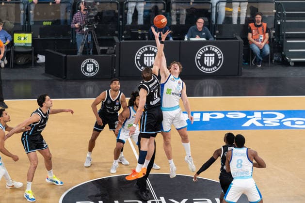 Tip Off, Anwurf, Niklas Wimberg (Veolia Towers Hamburg, 17), Jacob Holt (SKYLINERS Frankfurt, 10), GER, Veolia Towers Hamburg vs SKYLINERS Frankfurt, Basketball, Bundesliga, Spieltag 28, Saison 2025 2026, 05.04.2026 GER, Veolia Towers Hamburg vs SKYLINERS Frankfurt, Basketball, Bundesliga, Spieltag 28, Saison 2025 2026, 05.04.2026 Hamburg Copyright: xEibner-Pressefoto MaxxVincenx EP_MVN