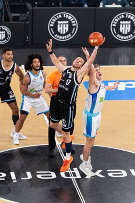 Tip Off, Anwurf, Niklas Wimberg (Veolia Towers Hamburg, 17), Jacob Holt (SKYLINERS Frankfurt, 10), GER, Veolia Towers Hamburg vs SKYLINERS Frankfurt, Basketball, Bundesliga, Spieltag 28, Saison 2025 2026, 05.04.2026 GER, Veolia Towers Hamburg vs SKYLINERS Frankfurt, Basketball, Bundesliga, Spieltag 28, Saison 2025 2026, 05.04.2026 Hamburg Copyright: xEibner-Pressefoto MaxxVincenx EP_MVN