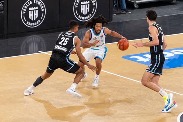 Tiger Campbell (SKYLINERS Frankfurt, 00) im Dribbling gegen Kenneth Ogbe (Veolia Towers Hamburg, 25) und Benedikt Turudic (Veolia Towers Hamburg, 44), GER, Veolia Towers Hamburg vs SKYLINERS Frankfurt, Basketball, Bundesliga, Spieltag 28, Saison 2025 2026, 05.04.2026 GER, Veolia Towers Hamburg vs SKYLINERS Frankfurt, Basketball, Bundesliga, Spieltag 28, Saison 2025 2026, 05.04.2026 Hamburg Copyright: xEibner-Pressefoto MaxxVincenx EP_MVN