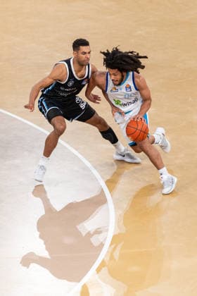 Tiger Campbell (SKYLINERS Frankfurt, 00) im Dribbling gegen Kenneth Ogbe (Veolia Towers Hamburg, 25), GER, Veolia Towers Hamburg vs SKYLINERS Frankfurt, Basketball, Bundesliga, Spieltag 28, Saison 2025 2026, 05.04.2026 GER, Veolia Towers Hamburg vs SKYLINERS Frankfurt, Basketball, Bundesliga, Spieltag 28, Saison 2025 2026, 05.04.2026 Hamburg Copyright: xEibner-Pressefoto MaxxVincenx EP_MVN