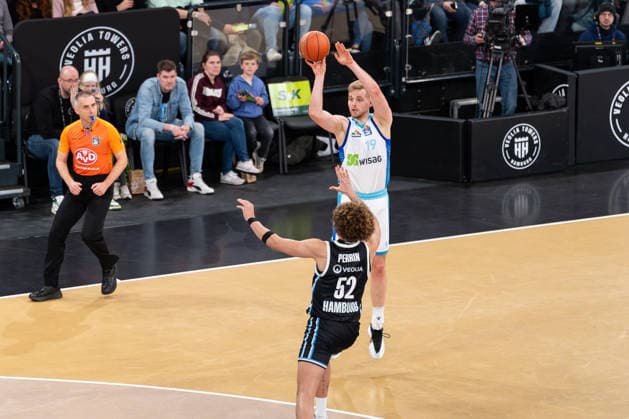 Till Pape (SKYLINERS Frankfurt, 19) beim Wurf, Zacharie Perrin (Veolia Towers Hamburg, 52), GER, Veolia Towers Hamburg vs SKYLINERS Frankfurt, Basketball, Bundesliga, Spieltag 28, Saison 2025 2026, 05.04.2026 GER, Veolia Towers Hamburg vs SKYLINERS Frankfurt, Basketball, Bundesliga, Spieltag 28, Saison 2025 2026, 05.04.2026 Hamburg Copyright: xEibner-Pressefoto MaxxVincenx EP_MVN