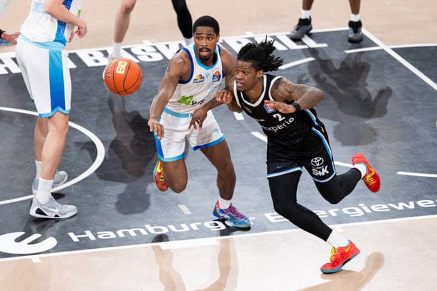 Leonard Thorpe Jr. (Veolia Towers Hamburg, 02) im Zweikampf, Kampf um den Ball mit William Christmas (SKYLINERS Frankfurt, 08), GER, Veolia Towers Hamburg vs SKYLINERS Frankfurt, Basketball, Bundesliga, Spieltag 28, Saison 2025 2026, 05.04.2026 GER, Veolia Towers Hamburg vs SKYLINERS Frankfurt, Basketball, Bundesliga, Spieltag 28, Saison 2025 2026, 05.04.2026 Hamburg Copyright: xEibner-Pressefoto MaxxVincenx EP_MVN