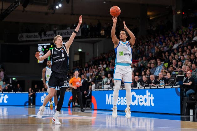 Garai Zeeb (SKYLINERS Frankfurt, 03) beim Wurf, Zsombor Maronka (Veolia Towers Hamburg, 05), GER, Veolia Towers Hamburg vs SKYLINERS Frankfurt, Basketball, Bundesliga, Spieltag 28, Saison 2025 2026, 05.04.2026 GER, Veolia Towers Hamburg vs SKYLINERS Frankfurt, Basketball, Bundesliga, Spieltag 28, Saison 2025 2026, 05.04.2026 Hamburg Copyright: xEibner-Pressefoto MaxxVincenx EP_MVN