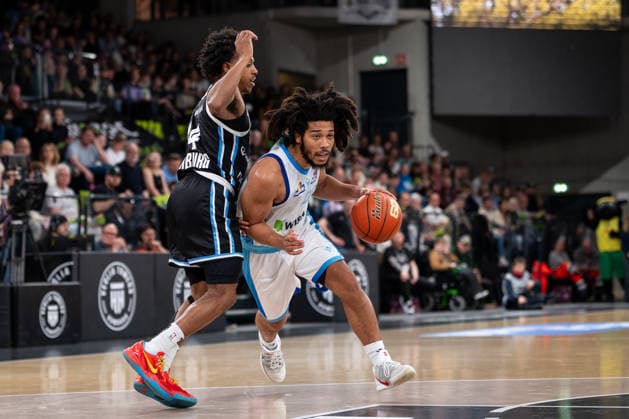 Tiger Campbell (SKYLINERS Frankfurt, 00) im Dribbling gegen Ross Williams (Veolia Towers Hamburg, 34), GER, Veolia Towers Hamburg vs SKYLINERS Frankfurt, Basketball, Bundesliga, Spieltag 28, Saison 2025 2026, 05.04.2026 GER, Veolia Towers Hamburg vs SKYLINERS Frankfurt, Basketball, Bundesliga, Spieltag 28, Saison 2025 2026, 05.04.2026 Hamburg Copyright: xEibner-Pressefoto MaxxVincenx EP_MVN